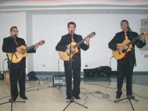 Trío de Guitarras con equipo de audio